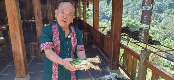 Ông Nguyễn Trọng Thìn có mặt tại bản Sin Suối Hồ từ sớm để chuẩn bị nguyên liệu cho 700 bát phở cho các vận động viên.