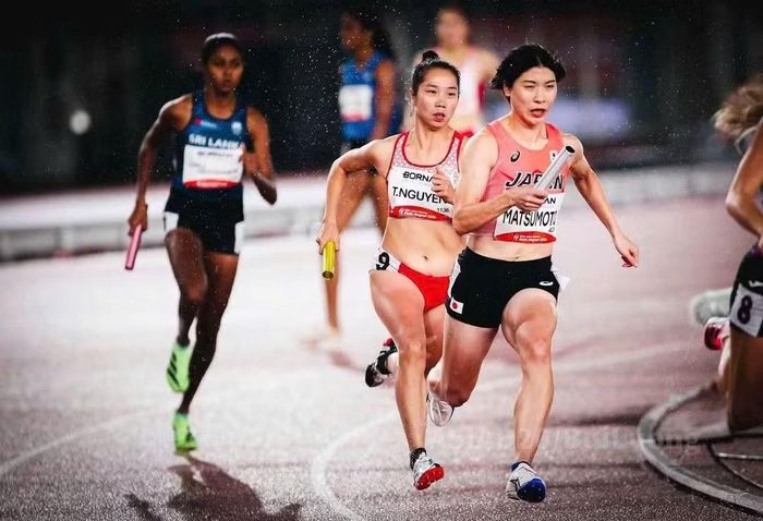Nguyễn Thị Hằng thi đấu 4x400m nữ.