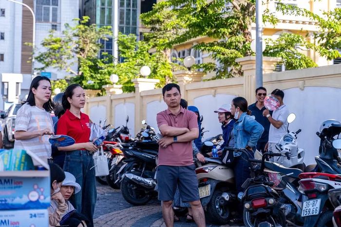 Phụ huynh đội nắng nhiều giờ chờ các sĩ tử ở cổng trường. Ảnh minh họa: Quốc Nam.