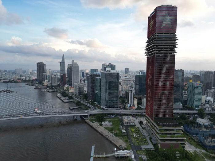 Toà tháp Saigon Marina IFC được xem là bước khởi đầu của lộ trình xây dựng Trung tâm Tài chính quốc tế TPHCM. Khu vực dịch vụ hiện là động lực chính của tăng trưởng thành phố.