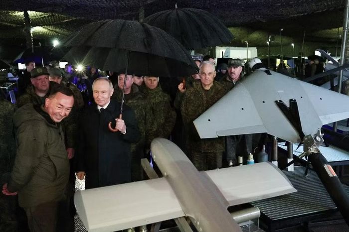 Tổng thống Nga Vladimir Putin thị sát cuộc tập trận ở tỉnh Chelyabinsk. (Ảnh: AP)