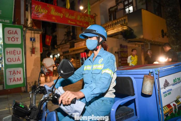 Sau 20h, người dân mang túi chứa rác chuyển giao cho xe điện ba bánh chuyên dụng. Phương tiện có kích thước nhỏ, phù hợp di chuyển trong các ngõ hẹp của khu dân cư.
