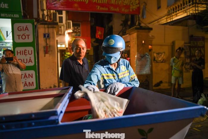 Ông Phan Ngọc Thọ, người dân tổ dân phố Lê Thánh Tông, trực tiếp mang túi rác ra chuyển giao trong ngày đầu thực hiện. Theo ông, dù đã được thông tin trước, việc phân loại vẫn chưa dễ dàng với nhiều gia đình.