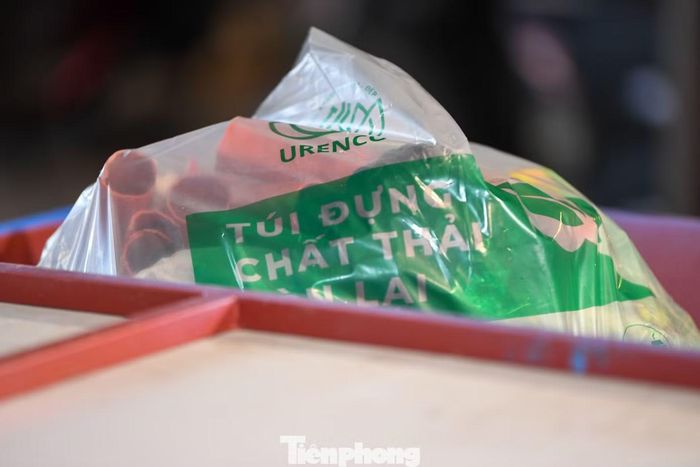 Túi có màu xám trong, quai xách, gồm hai loại dung tích 10 và 40 lít, được cấp cho các hộ gia đình và cơ sở kinh doanh trong khu vực thí điểm.