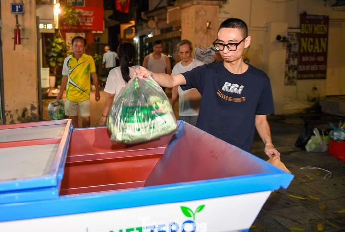 Người dân phải phân loại rác trước khi cho vào túi. Chất thải được chia thành bốn nhóm gồm rác tái chế, chất thải nguy hại, rác cồng kềnh và chất thải còn lại; chỉ nhóm cuối cùng được bỏ vào túi tiêu chuẩn.