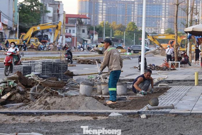 Hiện các hạng mục vỉa hè và lát đá dải phân cách trên toàn tuyến đạt khoảng 60%.