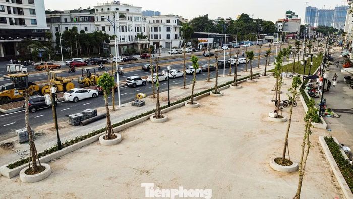 Công nhân tiếp tục hoàn thiện vỉa hè, lát đá tại dải phân cách và lắp đặt hệ thống đường ống cấp nước sạch.