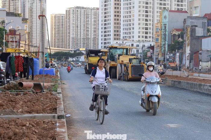 Chị Phương thường xuyên phải di chuyển qua trục đường này cho biết thời gian dự án chậm triển khai khiến việc đi lại qua khu vực gặp nhiều khó khăn. Sau khi đường được thông xe kỹ thuật, người dân kỳ vọng các hạng mục còn lại sớm hoàn thiện, tạo thuận lợi cho việc đi lại.