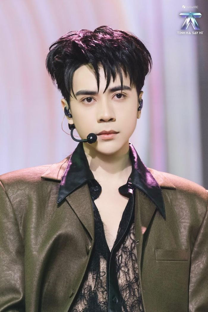 Quang Hùng MasterD còn đứng đầu bảng xếp hạng cá nhân ở cả hai Live stage 3 và 4. Theo Socialite, nam ca sĩ có tám lần dẫn đầu danh sách 10 anh trai được chú ý nhất tuần, gần như không rời top 10 suốt chương trình. Lượng người hâm mộ từ Anh trai say hi 2024 tạo lợi thế đáng kể cho nam ca sĩ ở cuộc đua bình chọn.