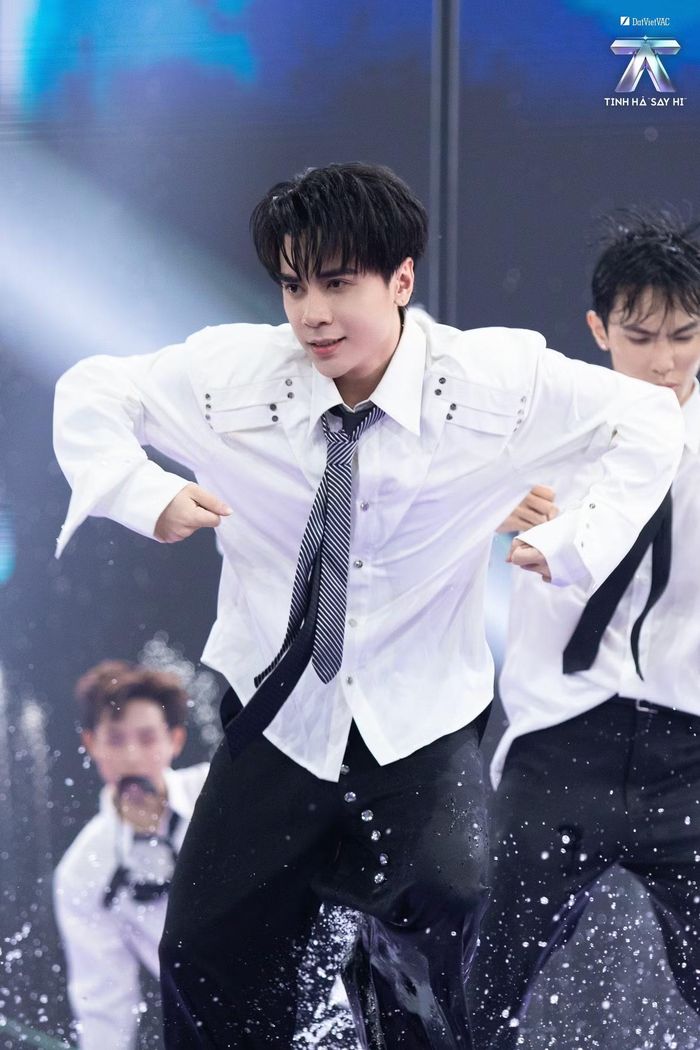 Ở Dance Battle, liên quân Quang Hùng MasterD tiếp tục khai thác thế mạnh từng thành viên. CongB được giao dẫn dắt đội hình, phát triển ý tưởng. Màn múa cột của CongB và Ali Hoàng Dương gây chú ý trong điều kiện sân khấu trơn. Cody Nam Võ, Hyo, Xuân Định K.Y và Song Luân cũng có những phần vũ đạo gợi cảm. Dù tạo hiệu ứng với khán giả, liên quân vẫn thua đội Dương Domic bảy điểm ở vòng đầu, phải tìm cơ hội ở các lượt đấu tiếp theo.