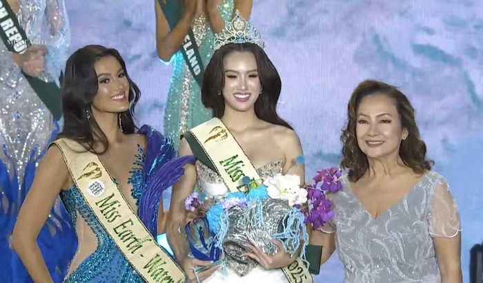 Trịnh Mỹ Anh trong đêm đăng quang Miss Earth Water 2025.