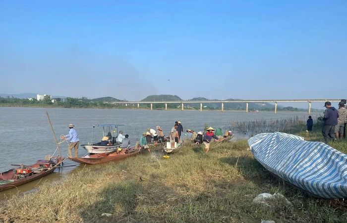Khu vực thuyền gặp nạn cách cầu Rộ khoảng 200m.