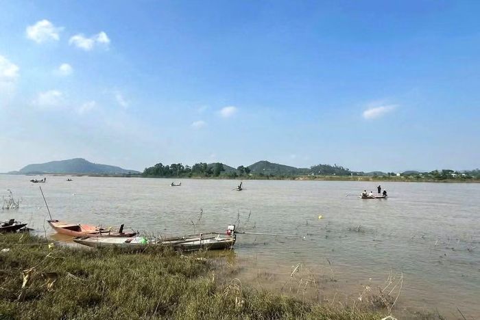 Xuyên đêm 2/10 và sáng 3/10, hàng chục chiếc thuyền tìm kiếm trên sông nhưng vẫn chưa thấy tung tích của 2 nạn nhân.