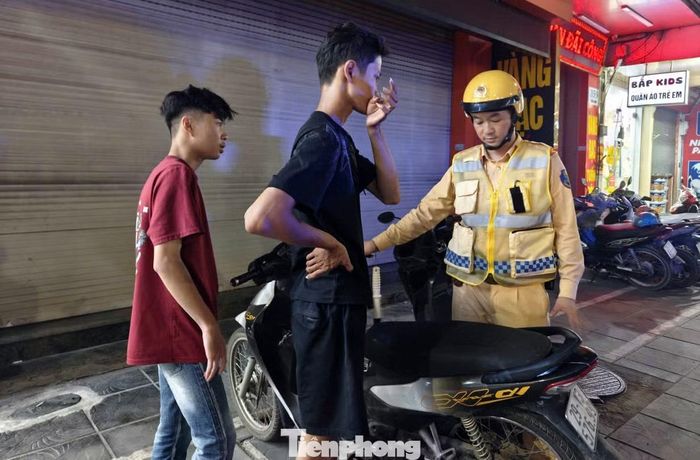 Tổ công tác dừng kiểm tra các trường hợp vi phạm giao thông.