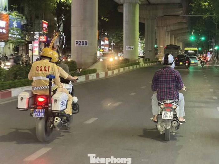 Tổ công tác tuần tra trên tuyến Xuân Thủy - Cầu Giấy.