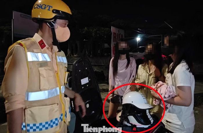3 cô gái không đi trên xe máy không đội mũ bảo hiểm, mặc dù trong cốp xe có tới 6 chiếc mũ bảo hiểm.