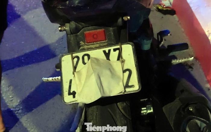 Một tài xế dùng khẩu trang che biển số.