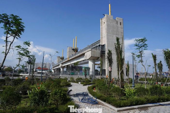 Theo chủ đầu tư dự án, hạng mục đê, kè hiện đạt khoảng 96% tiến độ. Các đơn vị đang tiếp tục hoàn thiện những phần việc còn lại, hướng tới vận hành đồng bộ với hệ thống kiểm soát triều của toàn dự án.