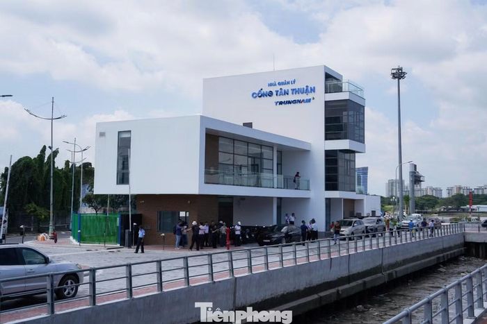 Trong đó, cống Bến Nghé đã đạt 100% tiến độ, được nghiệm thu và bàn giao. Cống Tân Thuận và Phú Xuân cùng đạt 96%, dự kiến vận hành thử trong tháng 10.