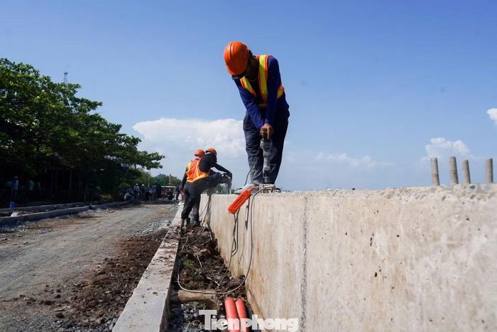 Dưới thời tiết nắng mưa thất thường, các công nhân tranh thủ từng khoảng thời gian thuận lợi để đẩy nhanh tiến độ công trình.