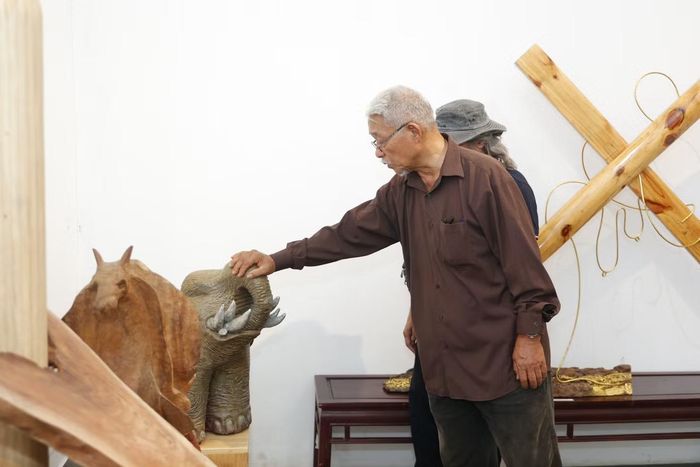 Họa sĩ, nhà điêu khắc Nguyễn Hồng Hưng bên tác phẩm.
