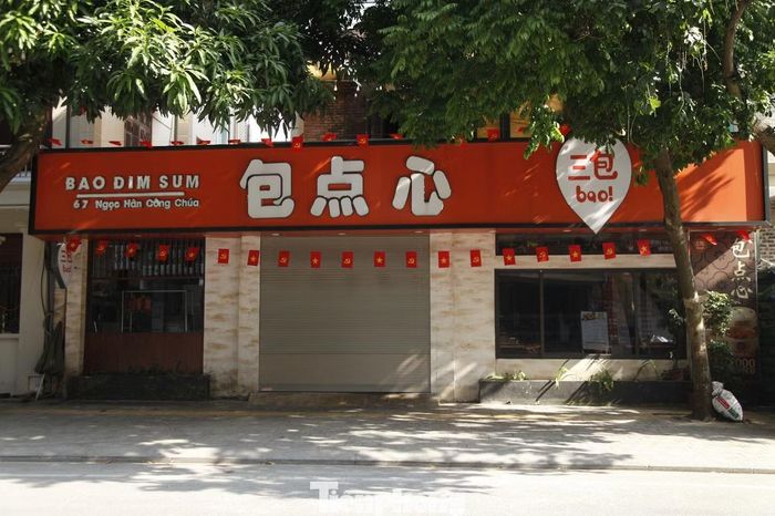 Một biển hiệu có chữ nước ngoài to hơn tiếng Việt trên phố Ngọc Hân Công Chúa (phường Kinh Bắc).
