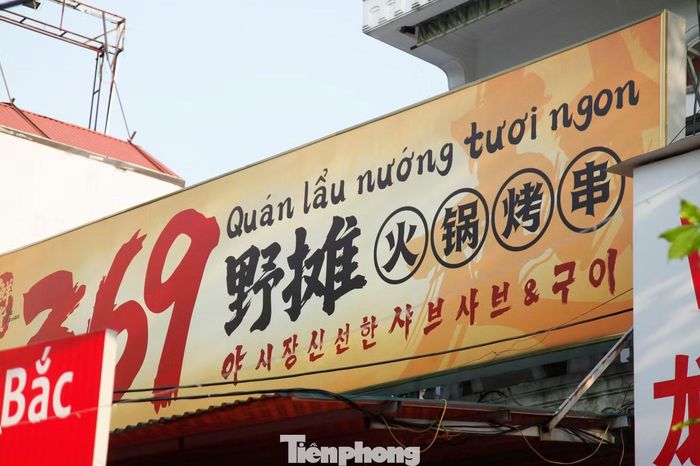Tại phường Võ Cường, phóng viên cũng ghi nhận nhiều biển hiệu có khổ chữ nước ngoài to hơn khổ chữ tiếng Việt.