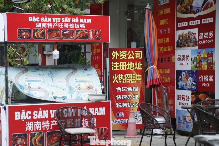Biển hiệu phụ chữ nước ngoài, chữ tiếng Việt xen kẽ một đoạn phố Ngọc Hân Công Chúa (phường Kinh Bắc).
