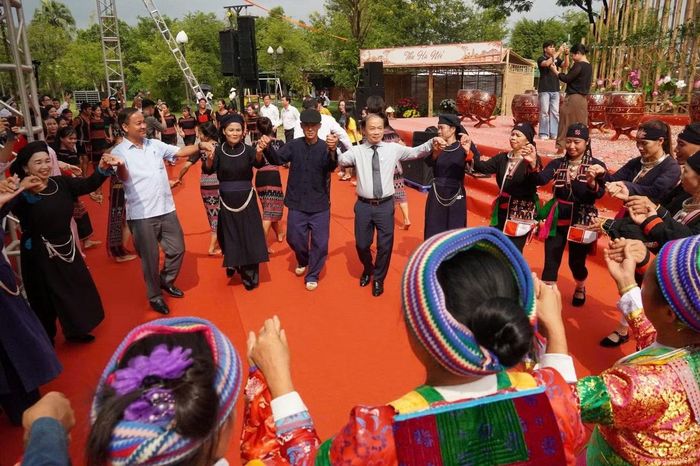  Không khí rộn ràng, đa sắc màu văn hóa trong ngày hội lớn diễn ra tại Làng Văn hóa - Du lịch các dân tộc Việt Nam 