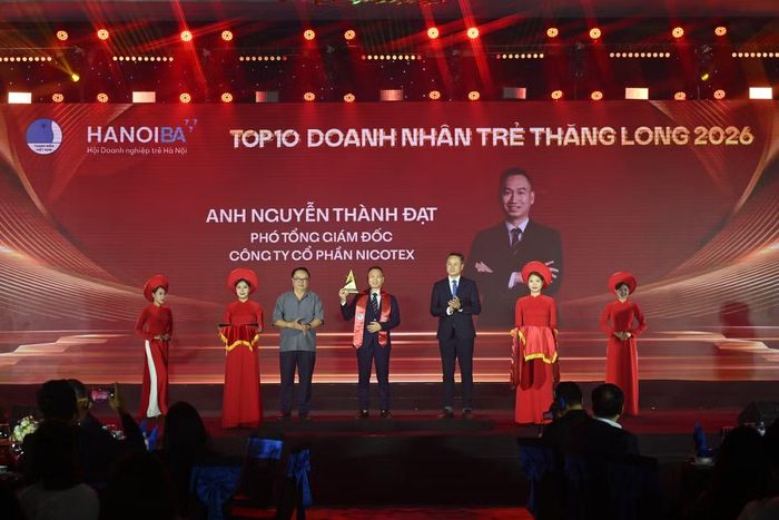 Ông Hoàng Bình Quân - nguyên Trưởng ban Đối ngoại Trung ương, Chủ tịch Danh dự Hội Doanh nhân trẻ Việt Nam (bên trái) và anh Nguyễn Kim Quy - Bí thư T.Ư Đoàn, Chủ tịch T.Ư Hội LHTN Việt Nam (bên phải) trao giải thưởng Doanh nhân trẻ Thăng Long cho anh Nguyễn Thành Đạt.
