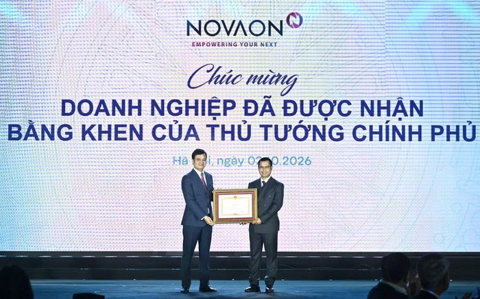 Anh Bùi Quang Huy - Ủy viên T.Ư Đảng, Bí thư thứ nhất T.Ư Đoàn (bên trái) trao Bằng khen Thủ tướng cho Công ty Cổ phần Tập đoàn Novaon. Anh Nguyễn Minh Quý - Chủ tịch Tập đoàn Novaon (bên phải) đón nhận Bằng khen.