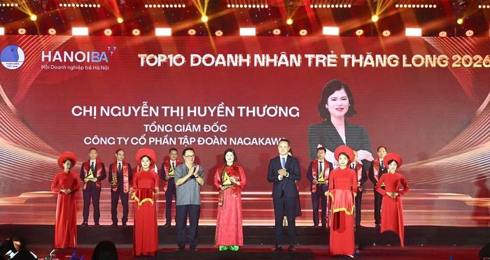 Ông Hoàng Bình Quân - nguyên Trưởng ban Đối ngoại Trung ương, Chủ tịch Danh dự Hội Doanh nhân trẻ Việt Nam (bên trái) và anh Nguyễn Kim Quy, Bí thư T.Ư Đoàn, Chủ tịch T.Ư Hội LHTN Việt Nam (bên phải) trao giải thưởng Doanh nhân trẻ Thăng Long cho chị Nguyễn Thị Huyền Thương