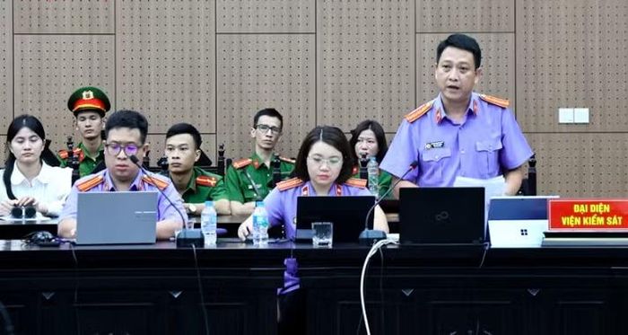 Đại diện Viện Kiểm sát nêu quan điểm luận tội và đối đáp.