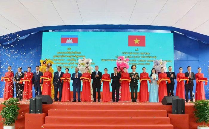Các đại biểu thực hiện nghi thức cắt băng khai trương cặp Cửa khẩu quốc tế đường bộ Khánh Bình - Chrey Thom.