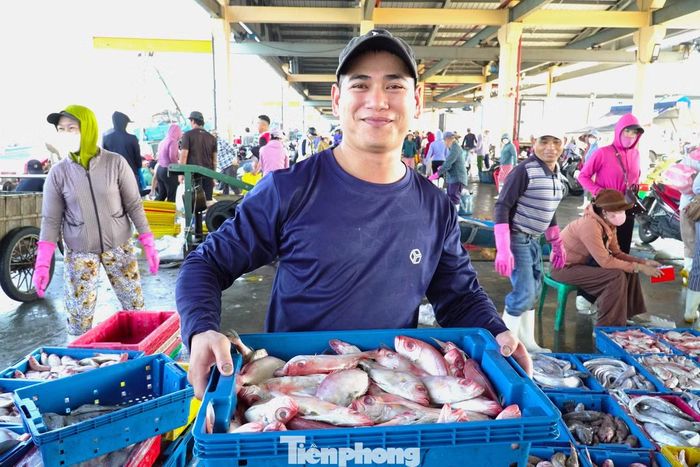Cá vào mùa, mua bán sướng tay khiến ai cũng phấn khởi.