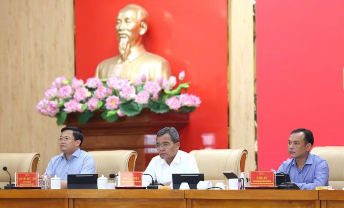 Bí thư Tỉnh ủy Quảng Ngãi Hồ Văn Niên (ở giữa) chủ trì hội nghị.