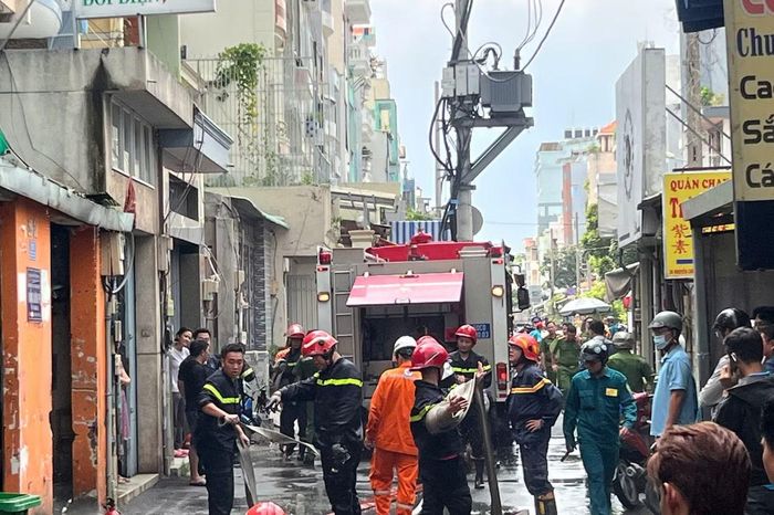 Lực lượng Cảnh sát PCCC và CNCH triển khai chữa cháy tại căn nhà trên đường Nguyễn Chí Thanh nối dài. Ảnh: N.T.