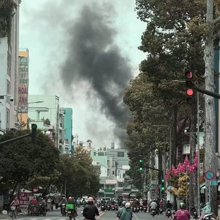 Khói đen bốc lên từ căn nhà, đứng từ xa vẫn có thể nhìn thấy. Ảnh: N.T.