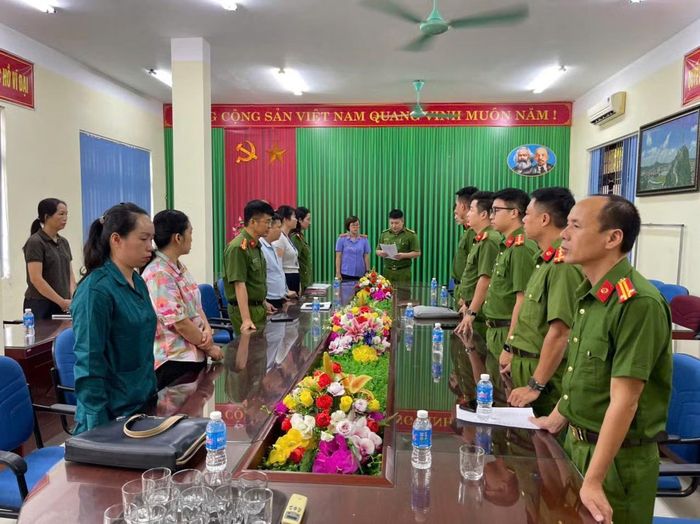 Công an tỉnh Lạng Sơn đọc lệnh khám xét tại Trung tâm Tài nguyên môi trường thuộc Sở Nông nghiệp và Môi trường tỉnh Lạng Sơn.