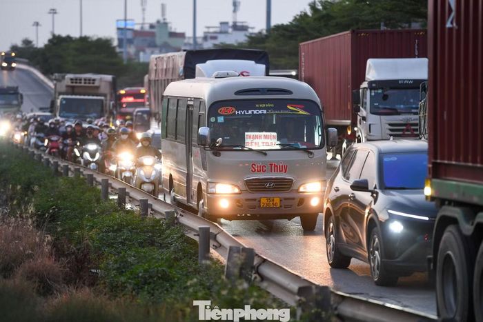 Qua khảo sát, khu vực cuối đường quốc lộ 5 và cao tốc Hà Nội – Hải Phòng tập trung 52 cảng biển lớn, hiện đại và hàng chục cảng thủy nội địa. Hàng ngày có hàng nghìn xe container ra vào cảng để xuất nhập hàng hóa.