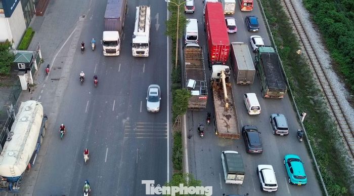 Có thời điểm, xe tải trọng lớn chiếm gần hết các làn lưu thông.