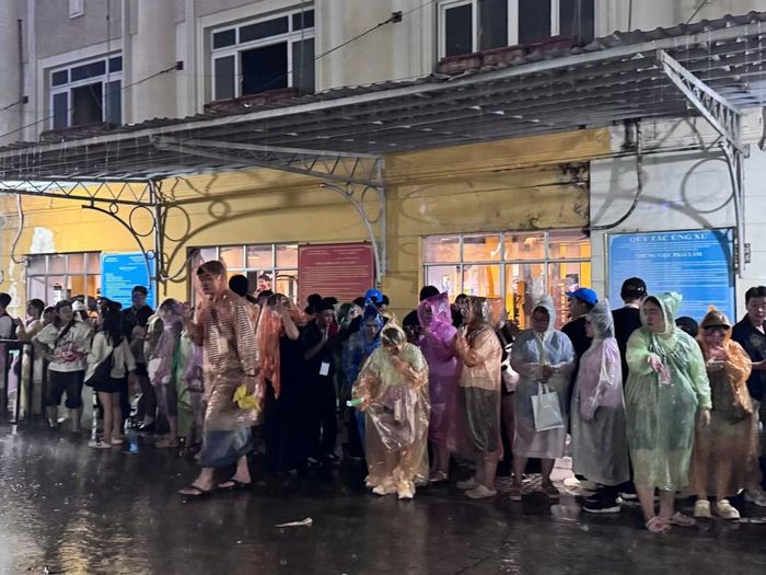 Mưa lớn khiến khán giả chạy tìm chỗ trú.