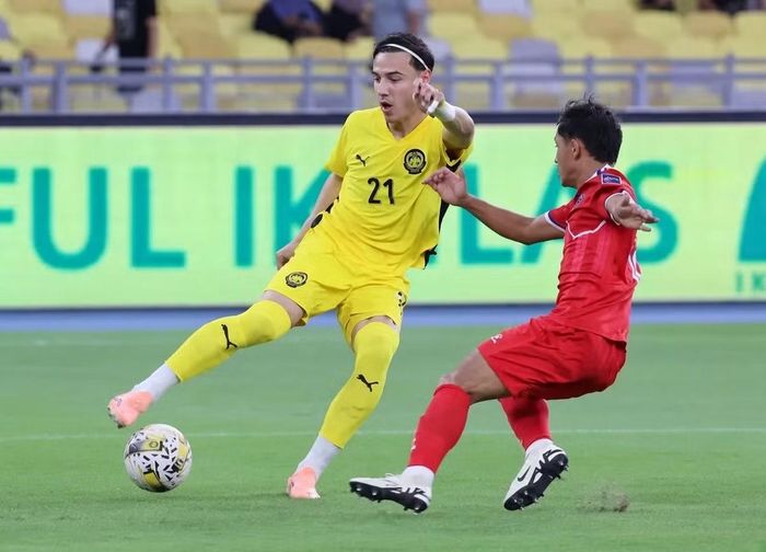 Dion Cools (trái) là đá tảng không thể thay thế ở hàng phòng ngự Malaysia.