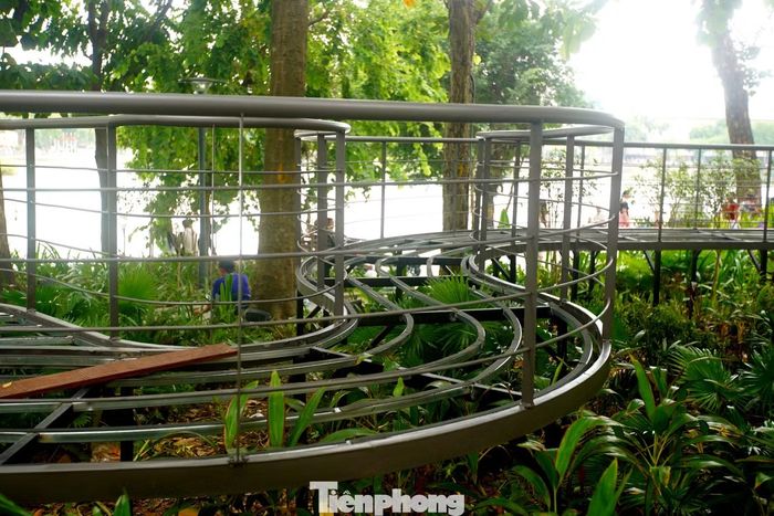 Điểm nhấn của Dải lụa ký ức là cầu cạn khung sắt, lối đi lát gỗ kết hợp hệ thống chiếu sáng và khung gương, tạo không gian tham quan, trải nghiệm và chụp ảnh cho người dân, du khách. 