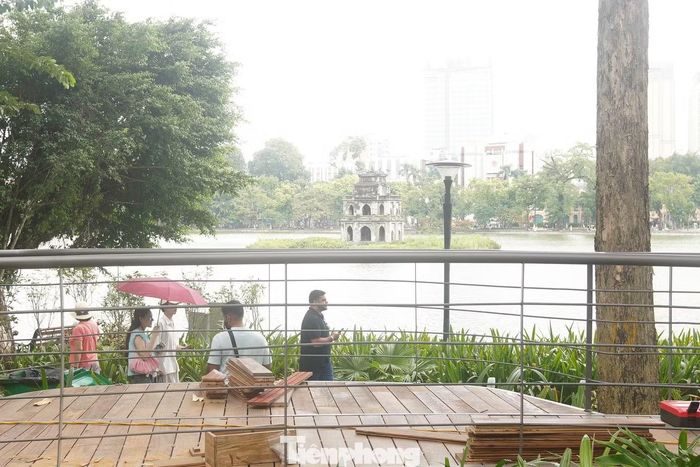 Những đoạn chuyển hướng được mở rộng thành khoảng dừng để người dân, du khách ngắm cảnh, trò chuyện và chụp ảnh.
