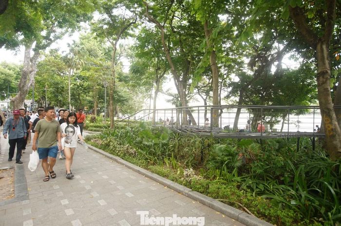 Các khung gương đang được lắp đặt sát hồ, tạo thêm điểm tham quan, chụp ảnh trong tổng thể không gian.