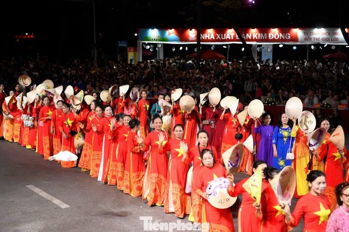 Các điểm trình diễn trên lộ trình diễu hành quanh Hồ Hoàn Kiếm bao gồm tuyến đường từ Sở Văn hóa, Thể thao và Du lịch (47 Hàng Dầu) qua đền Bà Kiệu và kết thúc tại sân khấu chính Quảng trường Đông Kinh Nghĩa Thục.