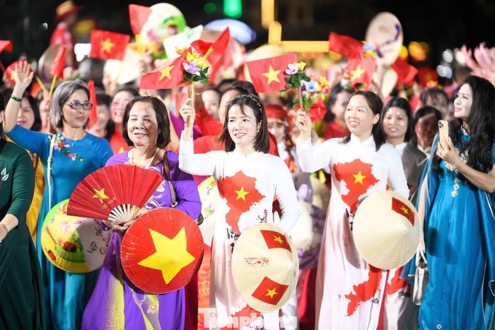 Tà áo dài Việt tung bay ở trung tâm Thủ đô.
