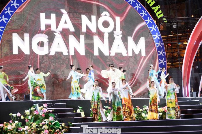 Diễu hành sắc màu năm châu là một trong những hoạt động của Lễ hội Văn hóa thế giới tại Hà Nội lần thứ hai, diễn ra từ ngày 1-4/10. Lễ hội quy tụ đại diện khoảng 50 quốc gia và tổ chức quốc tế, với nhiều hoạt động về văn hóa, nghệ thuật, âm nhạc, ẩm thực, điện ảnh và thời trang.