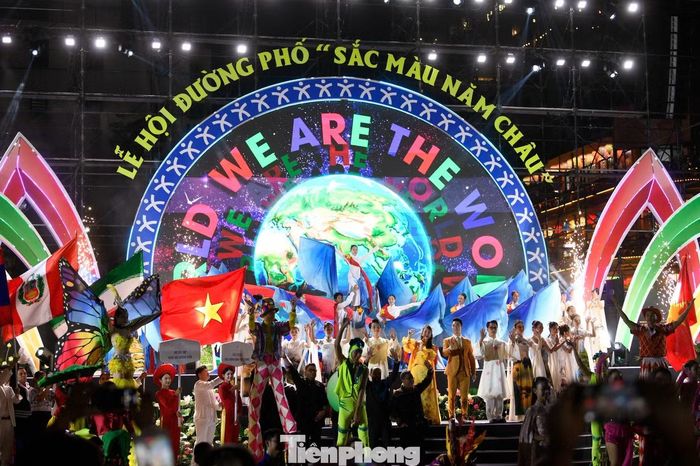Màn kết tạo ấn tượng trên nền nhạc We are the world.